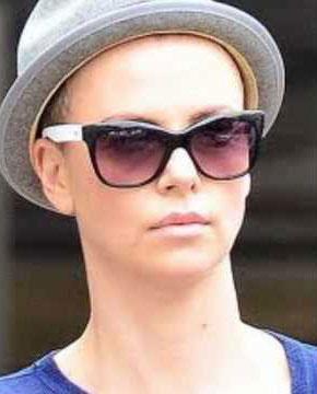Charlize Theron بعدما قصّت شعرها!
